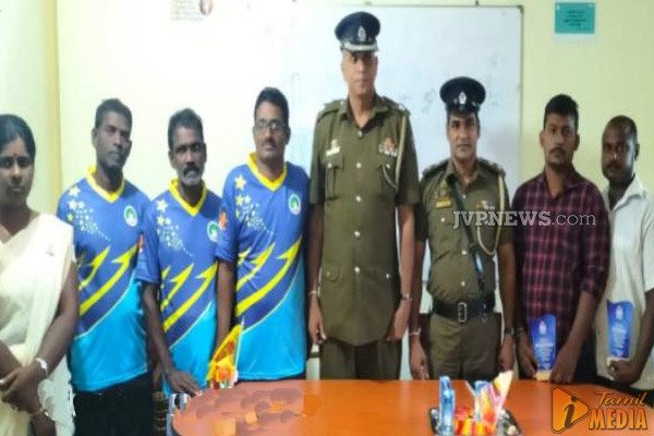 யாழில் இளைஞர்களின் துணிகரச் செயல்! கெளரவித்த பொலிஸார்