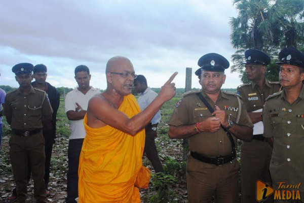 இனவாத சிங்கள பிக்குவின் வெறியாட்டம் – அதிர்ச்சியில் பொலிஸார்