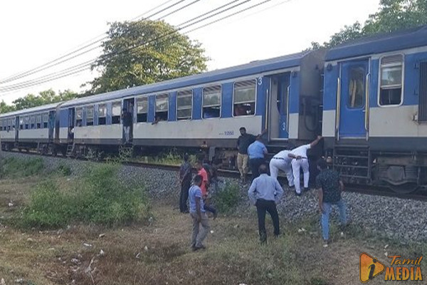 யாழ் சென்ற புகையிரதம் விபத்து; பயணிகள் அவதி!