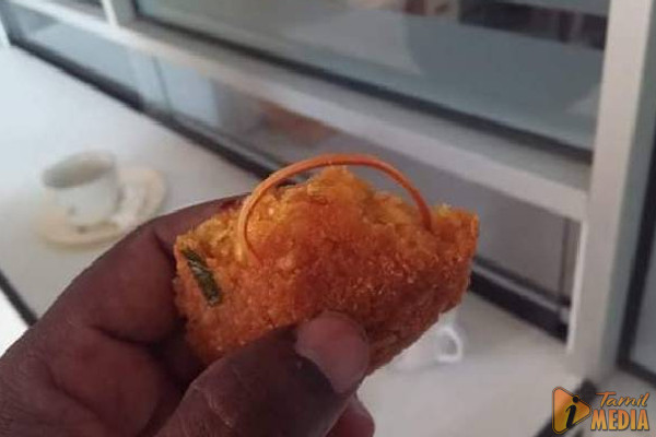 இலங்கையில் கடையொன்றில் வடை சாப்பிட்டுக் கொண்டிருந்தவருக்கு காத்திருந்த அதிர்ச்சி!