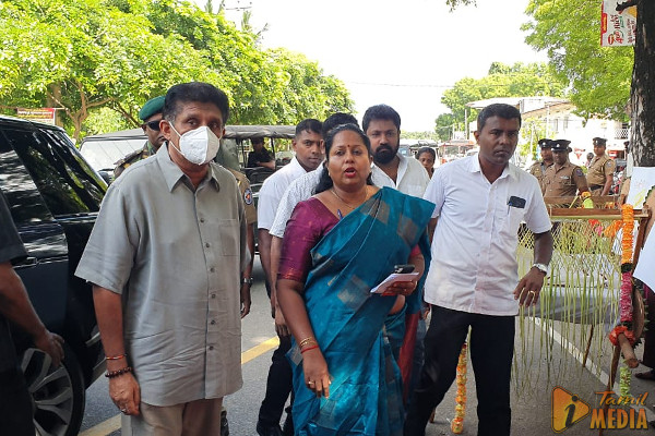 யாழில் வேலையில்லா பட்டதாரிகளை சந்தித்த சஜித்!