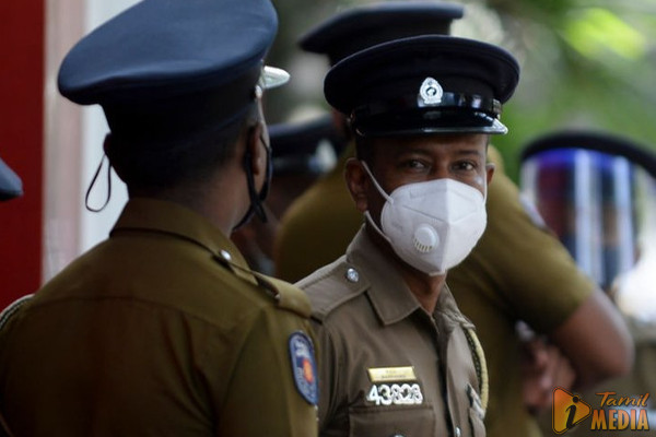 இலங்கையில் வீடொன்றில் மோசமாக செயலில் ஈடுபட்டுகொண்டிருந்த இரு ஜோடிகள்!
