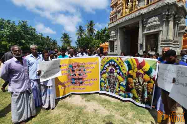 யாழ் பிரபல ஆலயத்தில் 60 பவுண் நகை மாயம் ; நீதி கேட்டு வீதிக்கு இறங்கிய பக்தர்கள்!