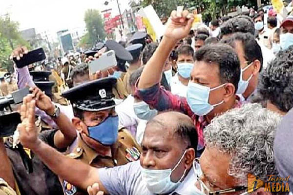 யுத்த காலத்தில் விடுதலைப் புலிகள் செய்யாததை தற்போது ஆசிரியர்கள் செய்கின்றனர்! அமைச்சர்