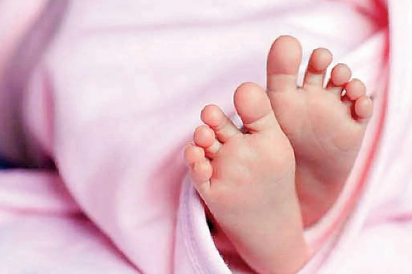 முச்சக்கரவண்டி விபத்துக்குள்ளானதில் இரண்டரை வயது குழந்தை பலி