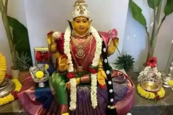 இன்று வரலட்சுமி விரதமும் ஆடி கடைசி வெள்ளியும்… பெண்கள் இதையெல்லாம் செய்ய மறக்காதீர்கள்!