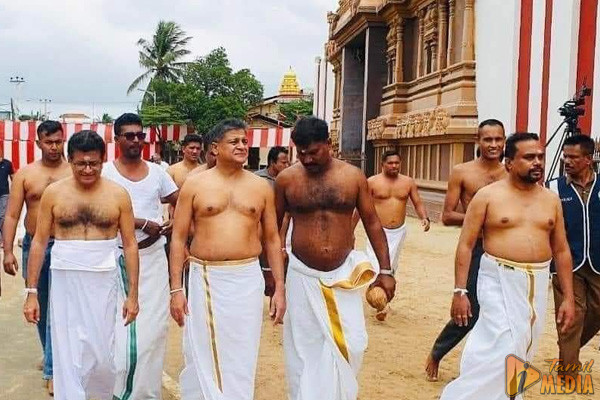 யாழ்பாணம் நல்லூர் கந்தன் ஆலயத்தில் விமல் தரப்பினர்