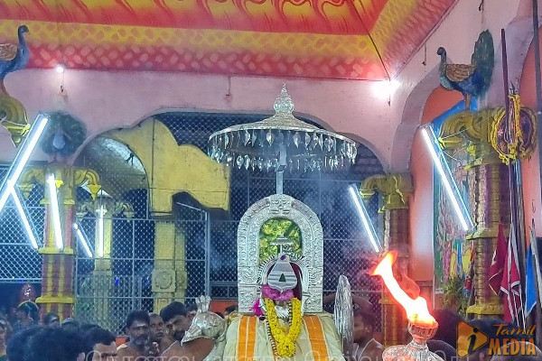  செல்வச் சந்நிதி முருகன் ஆலயத்தில் கடலென குவிந்த பக்தர்கள் கூட்டம்!