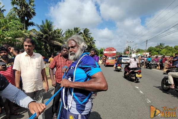 காதுகளால் வாகனம் இழுத்து யாழ் நபர் சாதனை!