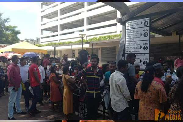 கடவுச்சீட்டுக்காக கால்கடுக்க காத்திருக்கும் மக்கள்!