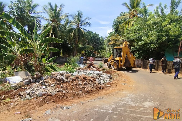 யாழில் அனுமதியின்றி கட்டப்பட்ட மதில்கள் இடித்தழிப்பு; பிரதேச சபை அதிரடி!