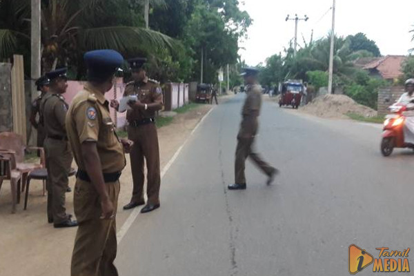 நள்ளிரவு கடையொன்றில் கைவரிசையை காட்டிய திருடர்கள்! சிசிரிவி சிக்கிய காட்சி