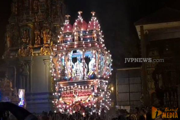 யாழ். தெல்லிப்பழை ஸ்ரீ துர்க்கை அம்மன் ஆலயத்தில் குவிந்த பக்தர்கள்!