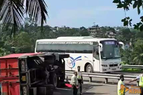 தெற்கு அதிவேக நெடுஞ்சாலையில் விபத்துக்குள்ளாக லொறி
