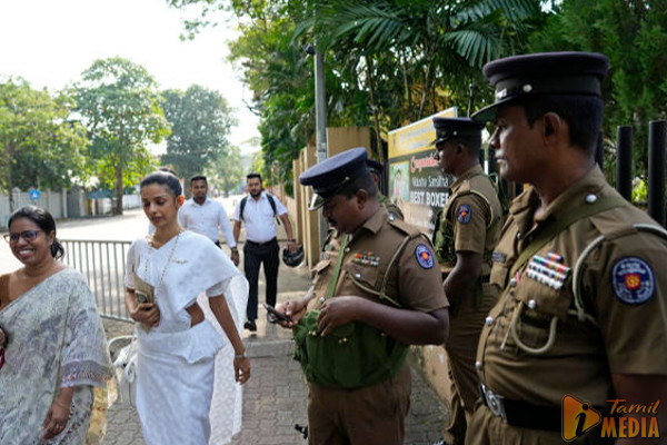 வாக்காளர்கள் இவற்றில் ஒன்றுடன் செல்லுங்கள் !