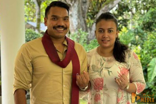  மனைவியுடன் வந்து வாக்களித்தார் நாமல் ராஜபக்ஷ !