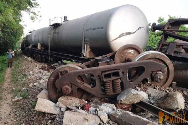 இன்று அதிகாலையில் ரயிலுடன் மோதி 2 காட்டு யானைகள் பலி