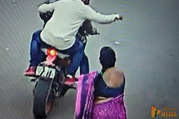 மோட்டார் சைக்கிளில் சென்றுகொண்டிருந்த பெண்ணுக்கு காத்திருந்த அதிர்ச்சி