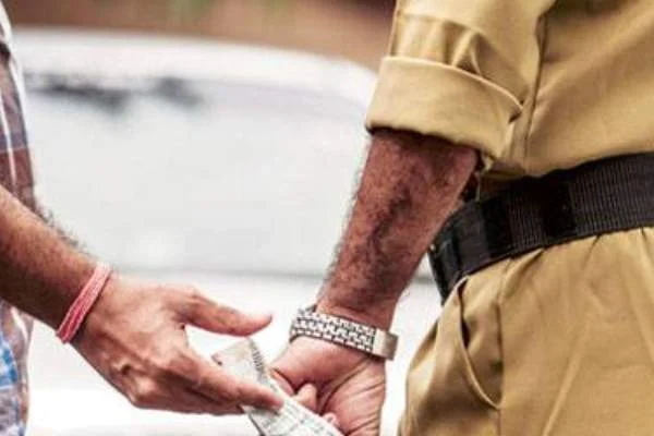 வெளிநாட்டு பெண்ணிடம் இலஞ்சம் பெற்ற பொலிஸ் அதிகாரிகள் கைது