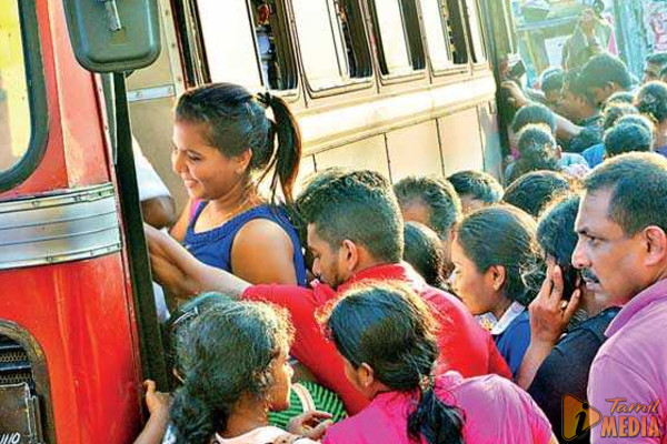 பேருந்தில் பல்கலைக்கழக மாணவியை ஆபாசமாக காணொளி எடுத்த நபர் ; நேர்ந்த கதி