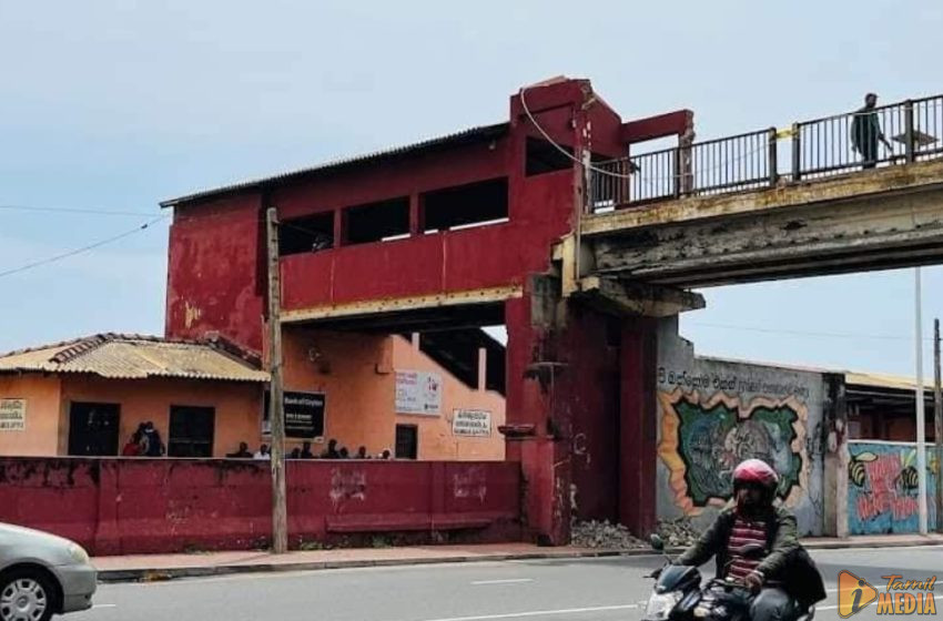  சற்றுமுன் திடீரென இடிந்து விழுந்த தொடருந்து நிலைய மேம்பாலம்