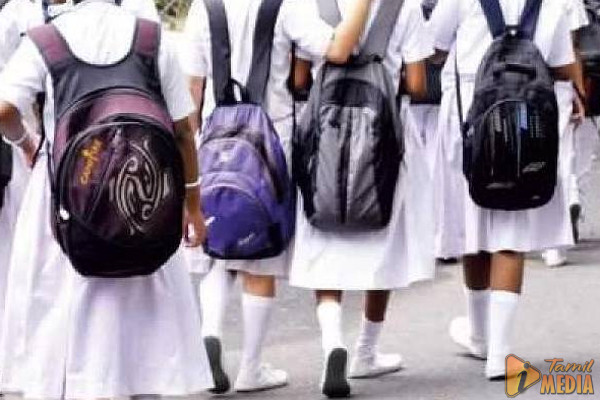 சேலையை மிதித்ததால் மாணவியை தாக்கிய ஆசிரியை ; ஓடும் பேருந்தில் சம்பவம்