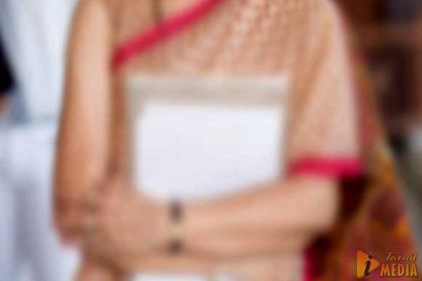 பொலிஸ் பாதுகாப்புடன் பயணித்த ஆசிரியை ; வீடியோவால் வந்த வினை