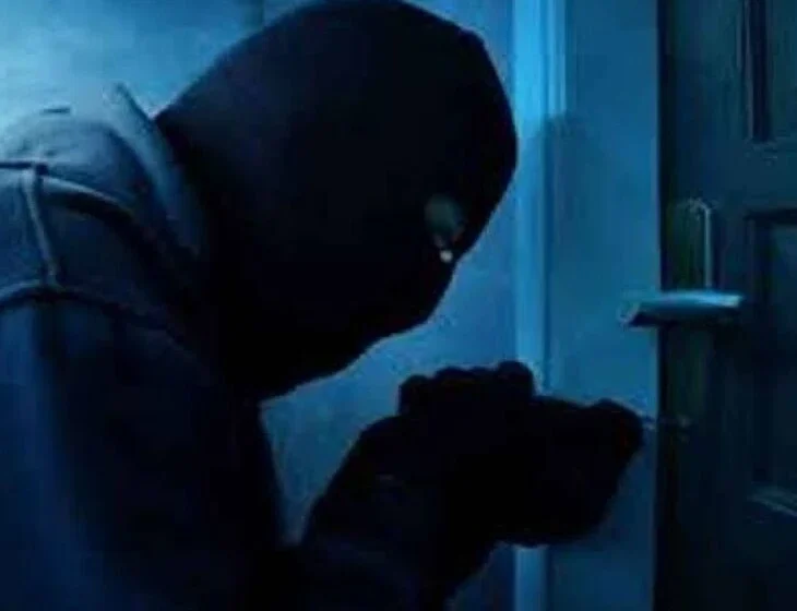 பொலிஸ் அதிகாரிகளாக நடித்து வேட்பாளர் வீட்டில் கொள்ளை
