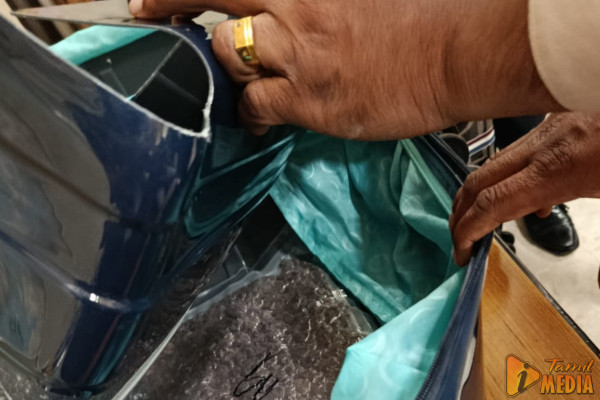  விமான நிலையத்தில் பொதியில் இருந்த பொருளால் அதிர்ச்சியில் அதிகாரிகள்!